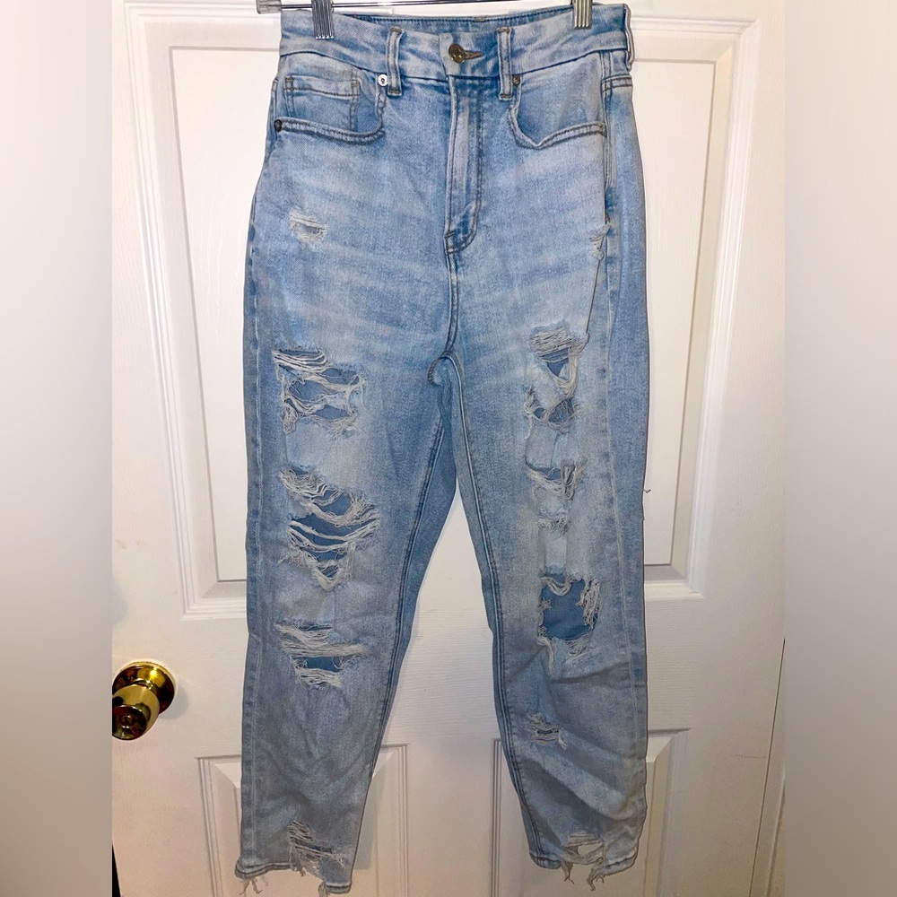 EUC AMERICAN EAGLE CURVY MOM JEANS